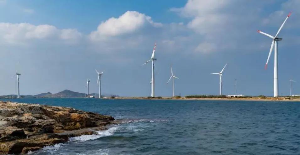 Molinos de energía eólica en la costa
