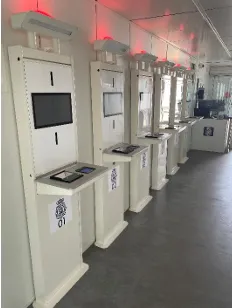 Quioscos de auto-registro en puesto móvil de control fronterizo (contenedor) (Fuente: AP Valencia)