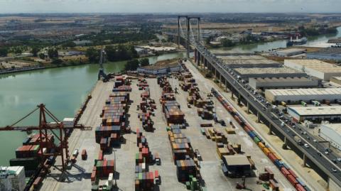 El tráfico de mercancías por los puertos de interés general creció el 2,9% hasta agosto Foto de instalación portuaria